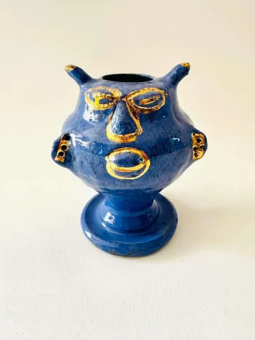 "Anadolulu 1" eseri KİM YONG MOON tarafından 13x13x17 cm ölçülerinde Yüksek Derece Pişirim ve Altın Yaldız tekniği ile yapılmıştır.