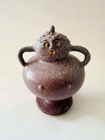 "Anadolulu 2" eseri KİM YONG MOON tarafından 14x14x20 cm ölçülerinde Yüksek Derece Pişirim ve Altın Yaldız tekniği ile yapılmıştır.