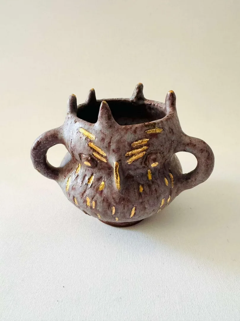 yakınlaştır "Anadolulu Baykuş" eseri KİM YONG MOON tarafından 12x12x15 cm ölçülerinde Yüksek Derece Pişirim ve Altın Yaldız tekniği ile yapılmıştır.