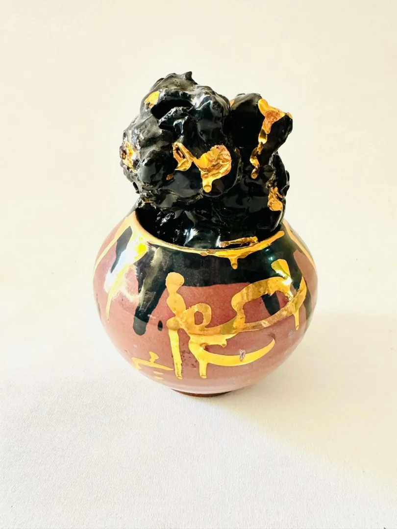 yakınlaştır "Çiçeğin Sonu" eseri KİM YONG MOON tarafından 15x15x20 cm ölçülerinde Yüksek Derece Pişirim ve Altın Yaldız tekniği ile yapılmıştır.