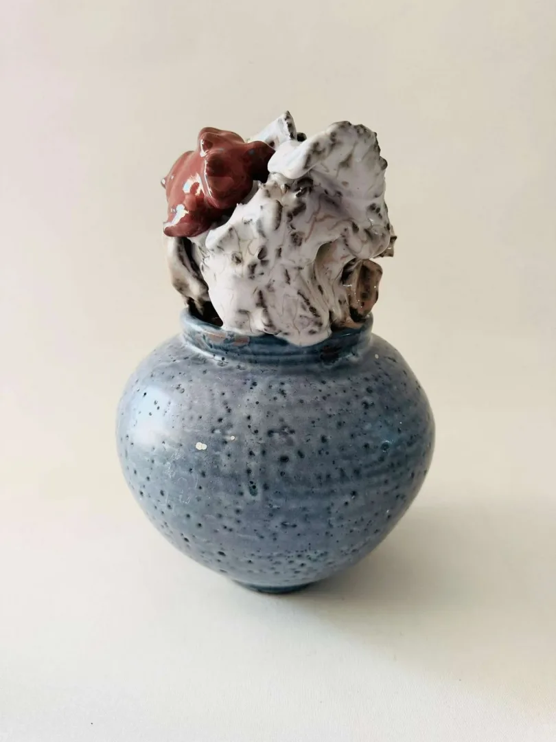 yakınlaştır "Çiçeğin Sonu 2" eseri KİM YONG MOON tarafından 20x20x27 cm ölçülerinde Yüksek Derece Pişirim ve Altın Yaldız tekniği ile yapılmıştır.