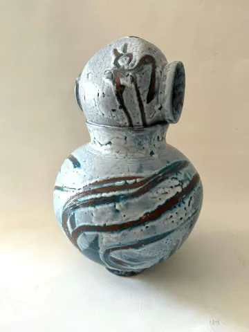 "Kim Yongmoon’un Ay Kavanozu" eseri KİM YONG MOON tarafından 30x30x55 cm ölçülerinde Yüksek Derece Pişirim tekniği ile yapılmıştır.