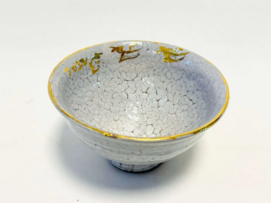 yakınlaştır "Macsabal 1" eseri KİM YONG MOON tarafından 8x14 cm ölçülerinde Yüksek Derece Pişirim ve Altın Yaldız tekniği ile yapılmıştır.