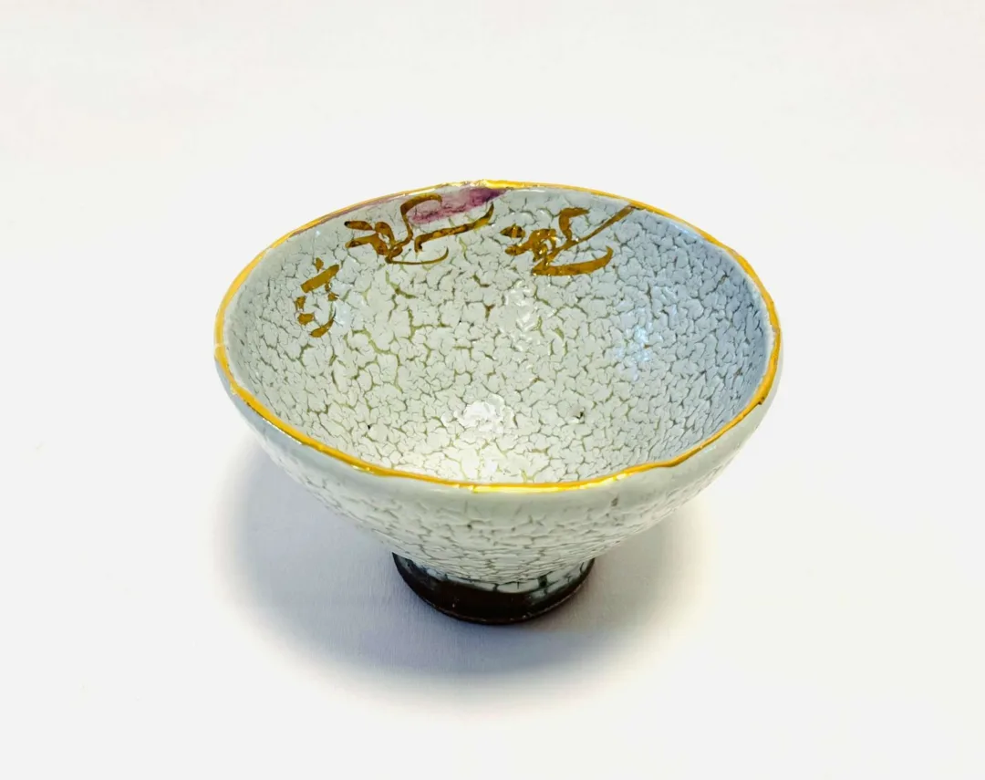 yakınlaştır "Macsabal 2" eseri KİM YONG MOON tarafından 8x14 cm ölçülerinde Yüksek Derece Pişirim ve Altın Yaldız tekniği ile yapılmıştır.