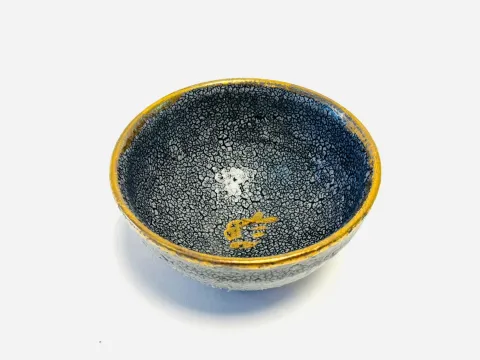 "Macsabal 3" eseri KİM YONG MOON tarafından 8x14 cm ölçülerinde Yüksek Derece Pişirim ve Altın Yaldız tekniği ile yapılmıştır.