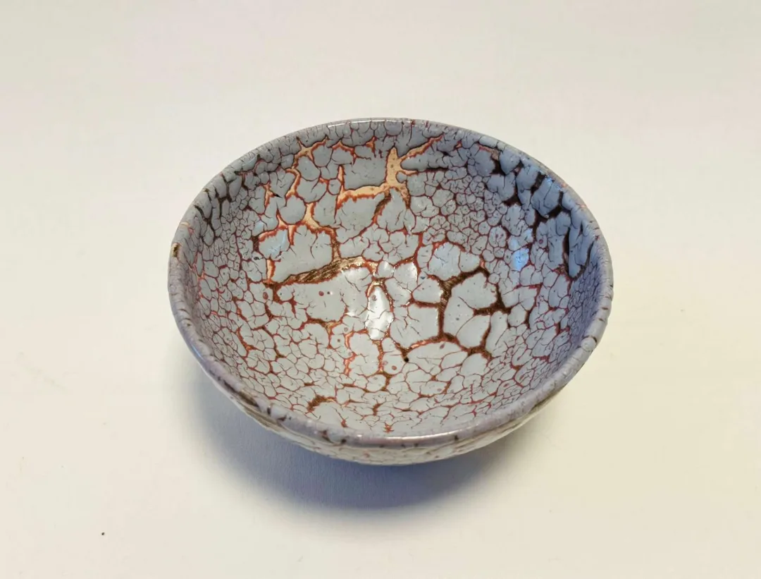 yakınlaştır "Macsabal 5" eseri KİM YONG MOON tarafından 8x14 cm ölçülerinde Yüksek Derece Pişirim ve Altın Yaldız tekniği ile yapılmıştır.