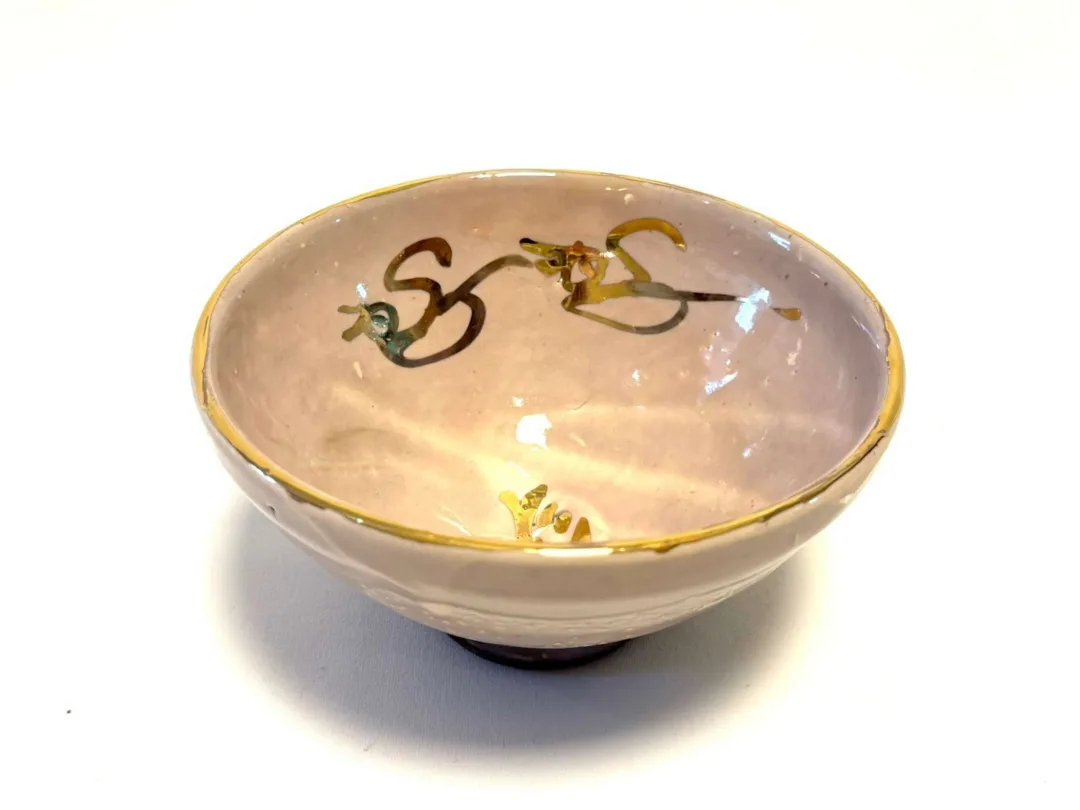 yakınlaştır "Macsabal 6" eseri KİM YONG MOON tarafından 8x14 cm ölçülerinde Yüksek Derece Pişirim ve Altın Yaldız tekniği ile yapılmıştır.