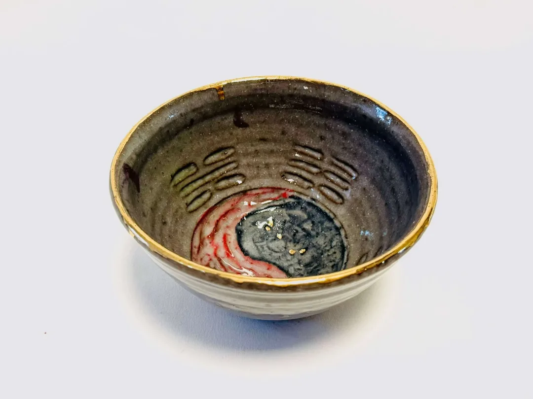 yakınlaştır "Macsabal 8" eseri KİM YONG MOON tarafından 8x14 cm ölçülerinde Yüksek Derece Pişirim ve Altın Yaldız tekniği ile yapılmıştır.
