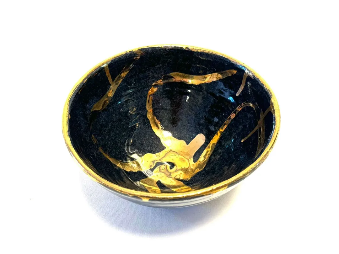 yakınlaştır "Macsabal 9" eseri KİM YONG MOON tarafından 8x14 cm ölçülerinde Yüksek Derece Pişirim ve Altın Yaldız tekniği ile yapılmıştır.