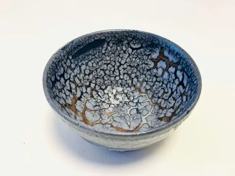 "Macsabal 9" eseri KİM YONG MOON tarafından 8x14 cm ölçülerinde Yüksek Derece Pişirim ve Altın Yaldız tekniği ile yapılmıştır.