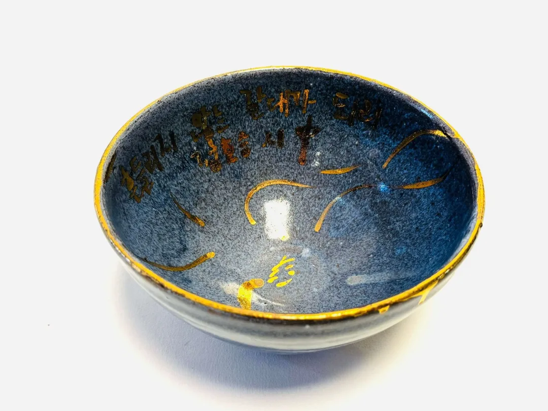 yakınlaştır "Macsabal 11" eseri KİM YONG MOON tarafından 8x14 cm ölçülerinde Yüksek Derece Pişirim ve Altın Yaldız tekniği ile yapılmıştır.