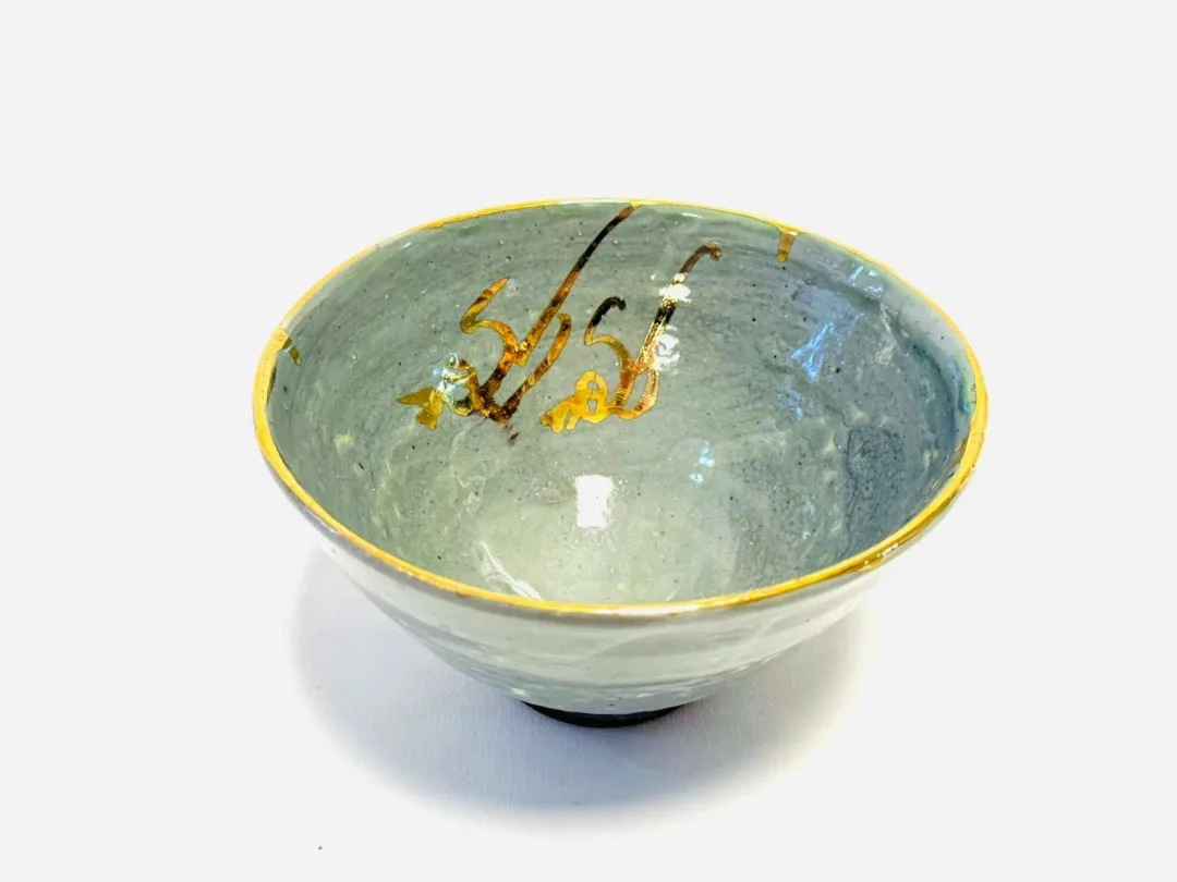 yakınlaştır "Macsabal 15" eseri KİM YONG MOON tarafından 8x14 cm ölçülerinde Yüksek Derece Pişirim ve Altın Yaldız tekniği ile yapılmıştır.