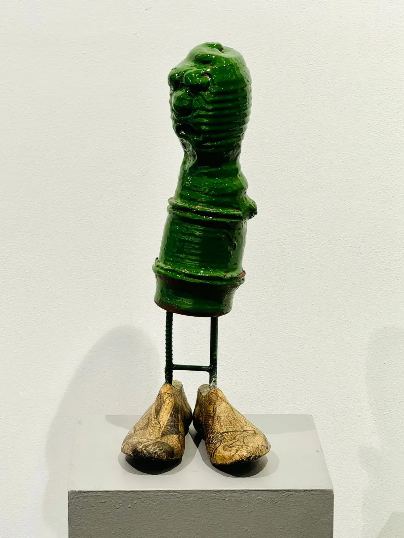 "İsimsiz" eseri KİM YONG MOON tarafından 60x28x21 cm ölçülerinde Seramik, Ahşap, Metal tekniği ile yapılmıştır.