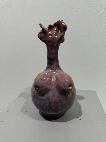 "İsimsiz" eseri KİM YONG MOON tarafından 21x11x10 cm ölçülerinde Yüksek Derece Pişirim ve Altın Yaldız tekniği ile yapılmıştır.