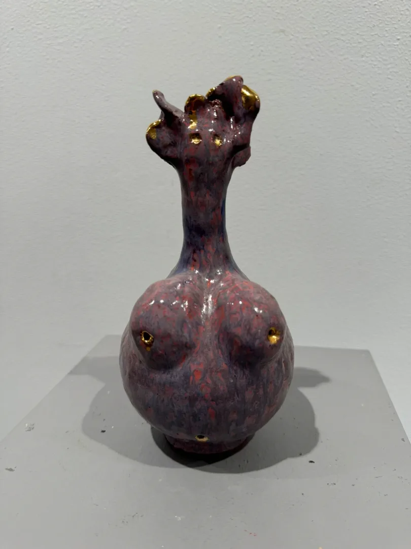 "İsimsiz" eseri KİM YONG MOON tarafından 21x11x10 cm ölçülerinde Yüksek Derece Pişirim ve Altın Yaldız tekniği ile yapılmıştır.