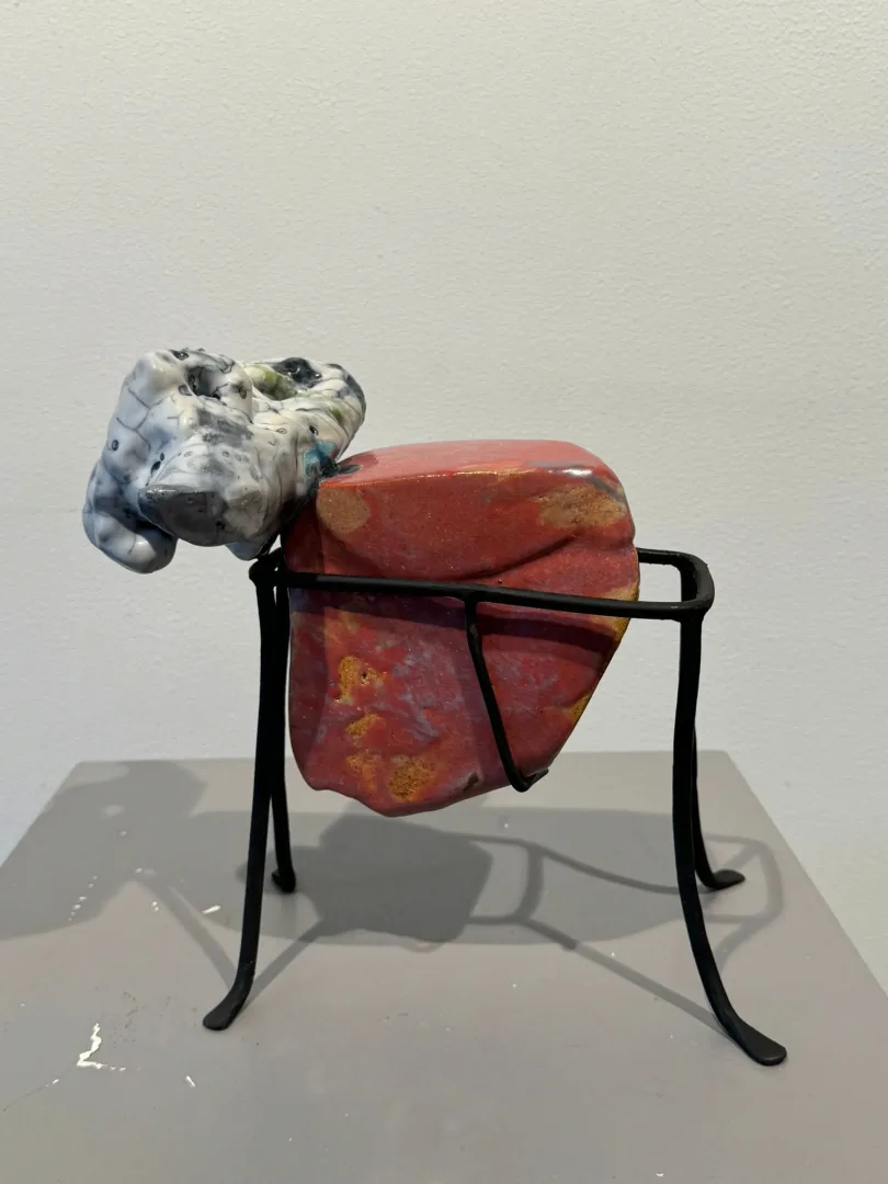 "İsimsiz" eseri KİM YONG MOON tarafından 24x22x14 cm ölçülerinde Yüksek Derece Pişirim, Metal tekniği ile yapılmıştır.