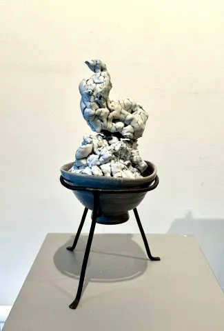 "İsimsiz" eseri KİM YONG MOON tarafından 37x20x18 cm ölçülerinde Yüksek Derece Pişirim, Metal tekniği ile yapılmıştır.