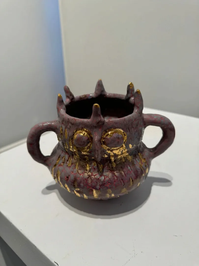 "İsimsiz" eseri KİM YONG MOON tarafından 15x17x13 cm ölçülerinde Yüksek Derece Pişirim, Altın Yaldız tekniği ile yapılmıştır.