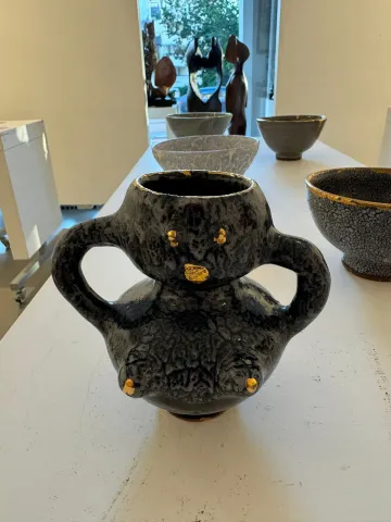 "İsimsiz" eseri KİM YONG MOON tarafından 14x14x9 cm ölçülerinde Yüksek Derece Pişirim, Altın Yaldız tekniği ile yapılmıştır.