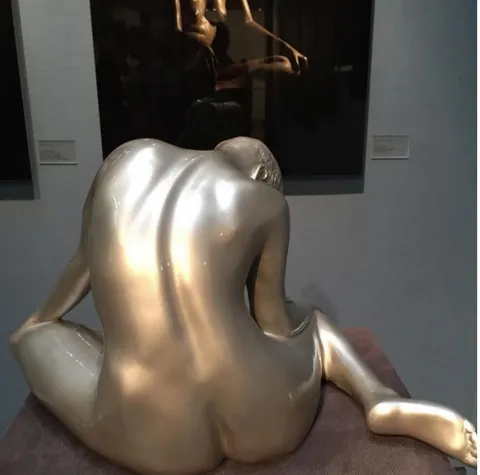 METİN TÜTÜN — “Kayboluş” "Kayboluş" eseri METİN TÜTÜN tarafından 26x46x35 cm ölçülerinde Alüminyum Heykel tekniği ile yapılmıştır.