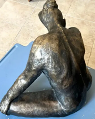 METİN TÜTÜN — “Karanlıkta” "Karanlıkta" eseri METİN TÜTÜN tarafından 40x30x34 cm ölçülerinde Bronz Heykel tekniği ile yapılmıştır.