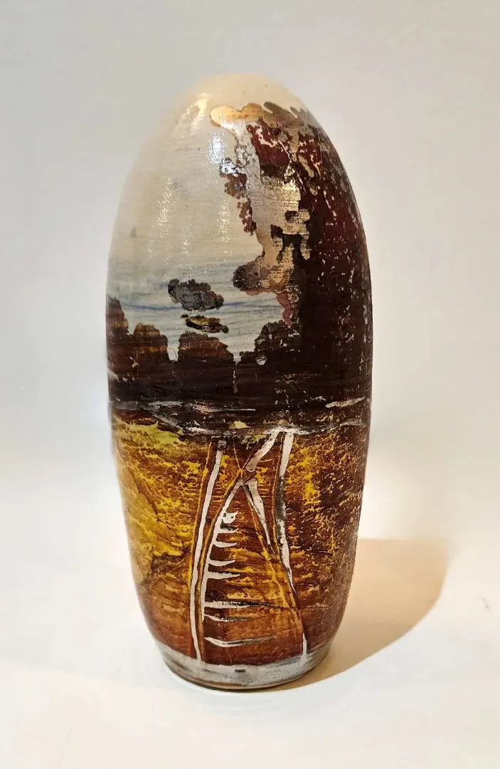 yakınlaştır "Eve doğru 1" eseri OLGU SÜMENGEN BERKER tarafından 2024 yılında 8x8x17 cm ölçülerinde Stoneware çamur, tornada şekillendirme, 1220 °C pişirim, sıraltı boyalar, şeffaf sır decal baskı, beyaz altın lüster tekniği ile yapılmıştır.