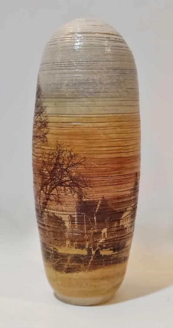yakınlaştır "Eve doğru 2" eseri OLGU SÜMENGEN BERKER tarafından 2024 yılında 9x9x22 cm ölçülerinde Stoneware çamur, tornada şekillendirme, 1220 °C pişirim, sıraltı boyalar, şeffaf sır decal baskı tekniği ile yapılmıştır.
