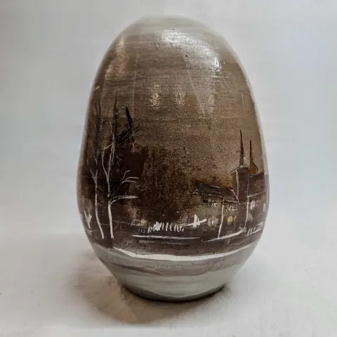 OLGU SÜMENGEN BERKER — “Gümüş”, 2024 "Gümüş" eseri OLGU SÜMENGEN BERKER tarafından 2024 yılında 16x16x26 cm ölçülerinde stoneware çamur, tornada şekıllendirme dekal baskı, sıraltı boya renklı sırlar beyaz ve sarı altın lüster 1220 °C pişirim tekniği ile yapılmıştır.