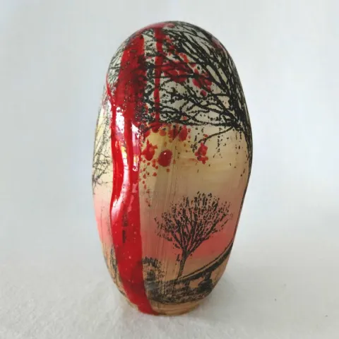 OLGU SÜMENGEN BERKER — “Günbatımından Önce 1”, 2023 "Günbatımından Önce 1" eseri OLGU SÜMENGEN BERKER tarafından 2023 yılında 12x12x24 cm ölçülerinde Tornada ve elle şekillendirme, transfer baskı, sıraltı boya ve pigmentler 1220 °C sırlı pişirim tekniği ile yapılmıştır.