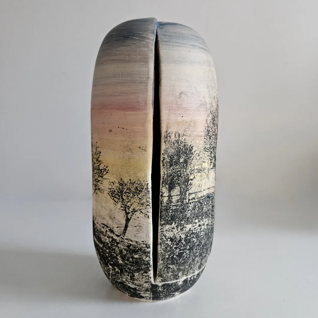yakınlaştır "Gündoğumundan Önce" eseri OLGU SÜMENGEN BERKER tarafından 2023 yılında 11,5x11,5x27 cm ölçülerinde Stoneware çamur, tornada şekillendirme, sıraltı boya ve pigmentler transfer baskı, 1220 °C pişirim tekniği ile yapılmıştır.