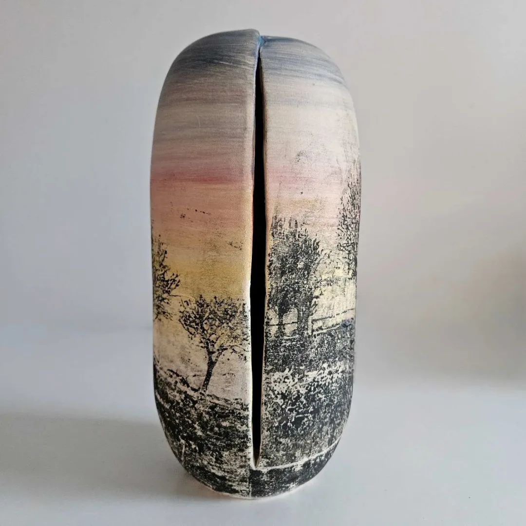 yakınlaştır "Gündoğumundan Önce" eseri OLGU SÜMENGEN BERKER tarafından 2023 yılında 11,5x11,5x27 cm ölçülerinde Stoneware çamur, tornada şekillendirme, sıraltı boya ve pigmentler transfer baskı, 1220 °C pişirim tekniği ile yapılmıştır.