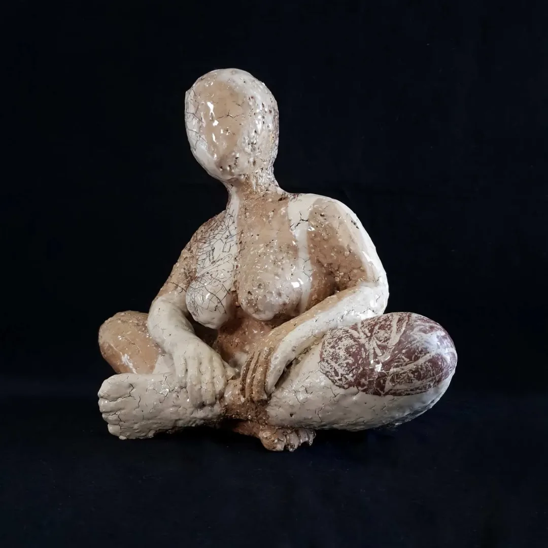 yakınlaştır "Isimsiz figür" eseri OLGU SÜMENGEN BERKER tarafından 2023 yılında 32x20x25 cm ölçülerinde Şamotlu çamur, 1220 °C pişirim, astar, dekal baskı, transparan sır tekniği ile yapılmıştır.