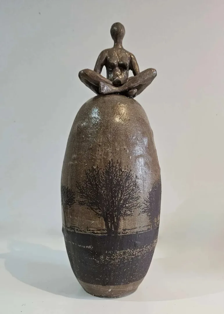 yakınlaştır "Kökler" eseri OLGU SÜMENGEN BERKER tarafından 2023 yılında 12x12x35 cm ölçülerinde stoneware çamur, tornada ve elle şekillendirme, dekal baskı, 1220 °C pişirim tekniği ile yapılmıştır.