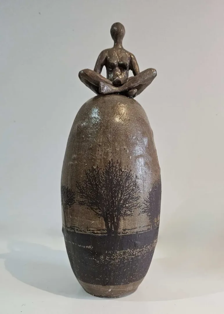yakınlaştır "Kökler" eseri OLGU SÜMENGEN BERKER tarafından 2023 yılında 12x12x35 cm ölçülerinde stoneware çamur, tornada ve elle şekillendirme, dekal baskı, 1220 °C pişirim tekniği ile yapılmıştır.