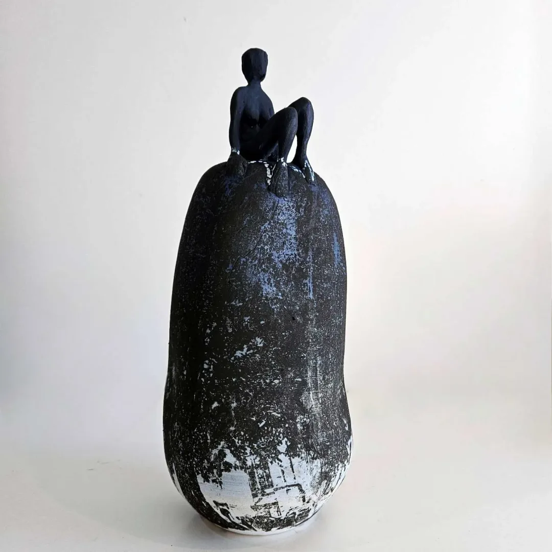 yakınlaştır "Mavi" eseri OLGU SÜMENGEN BERKER tarafından 2023 yılında 12x12,5x34 cm ölçülerinde stoneware çamur, tornada ve elle şekıllendirme, transfer baskı, pigment ve astarlar, 1220 °C pişirim, tekniği ile yapılmıştır.