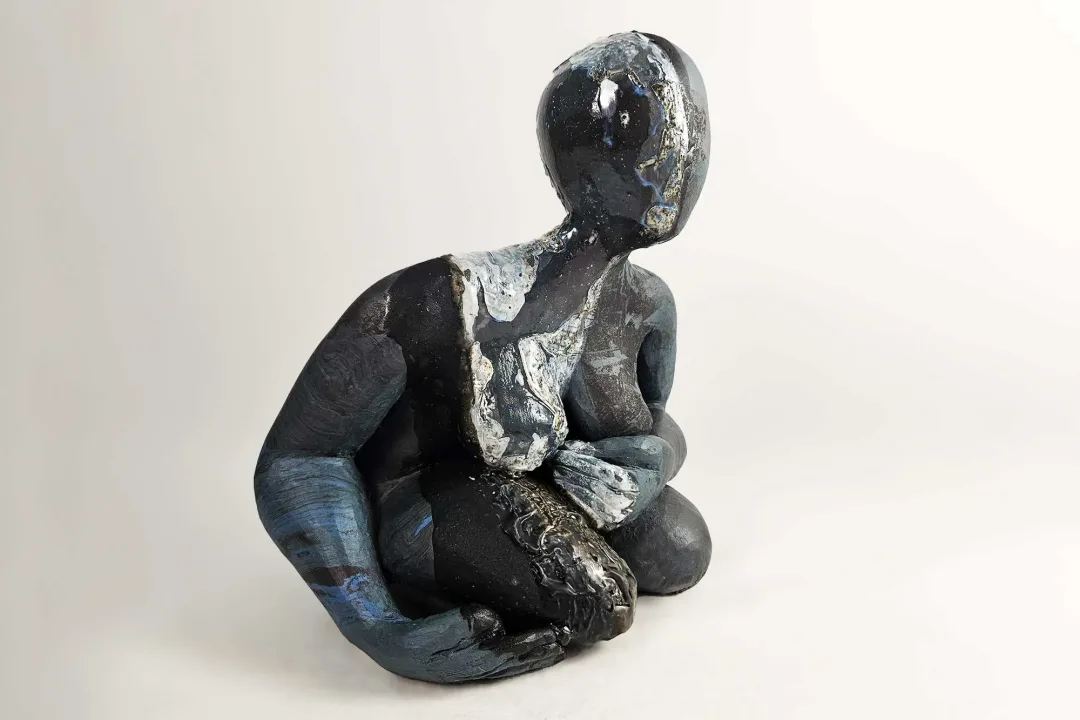 yakınlaştır "Mavi" eseri OLGU SÜMENGEN BERKER tarafından 2024 yılında 26x35x30 cm ölçülerinde Siyah, mavi ve siyah mermer desenli porselen, tornada ve elde şekillendirme, 1220 °C sırlı pişirim, astarlar tekniği ile yapılmıştır.