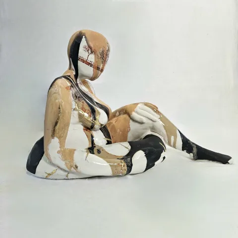 OLGU SÜMENGEN BERKER — “Page 13”, 2023 "Page 13" eseri OLGU SÜMENGEN BERKER tarafından 2023 yılında 46x34x31 cm ölçülerinde Porselen, elle şekillendirme, 1230 °C sırlı pişirim, dekal baskı, kintsugi, tekniği ile yapılmıştır.