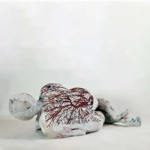 OLGU SÜMENGEN BERKER — “Sayfa 4”, 2021 "Sayfa 4" eseri OLGU SÜMENGEN BERKER tarafından 2021 yılında 50x31x20 cm ölçülerinde Porselen astar ve lifler, dekal ve transfer baskı, 1250 °C pişirim, tekniği ile yapılmıştır.