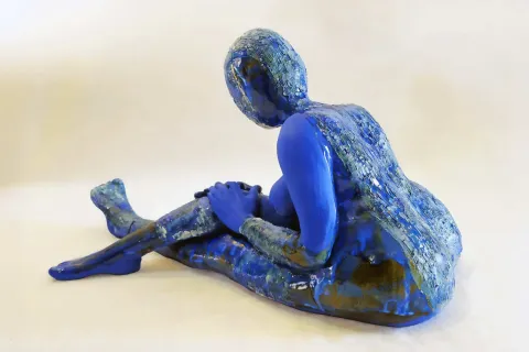 OLGU SÜMENGEN BERKER — “Sayfa 14”, 2024 "Sayfa 14" eseri OLGU SÜMENGEN BERKER tarafından 2024 yılında 25x26x47 cm ölçülerinde Mavi Porselen, elle şekillendirme, 1220 °C sırlı pişirim, dekal baskı, astarlar tekniği ile yapılmıştır.