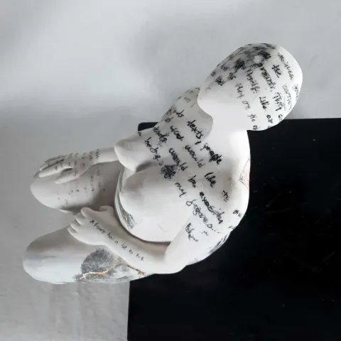 OLGU SÜMENGEN BERKER — “Sayfa 17”, 2021 "Sayfa 17" eseri OLGU SÜMENGEN BERKER tarafından 2021 yılında 44x23x20 cm ölçülerinde Limoge porselen, transfer baskı 1230 °C sırsız pişirim, kintsugi tekniği ile yapılmıştır.