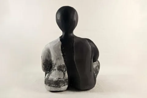 OLGU SÜMENGEN BERKER — “Siyah Sayfa”, 2024 "Siyah Sayfa" eseri OLGU SÜMENGEN BERKER tarafından 2024 yılında 30x30x24 cm ölçülerinde Siyah porselen, tornada ve elle sekillendirme, beyaz porselen astar, 1240 °C sırlı pişirim, transfer baskı tekniği ile yapılmıştır.