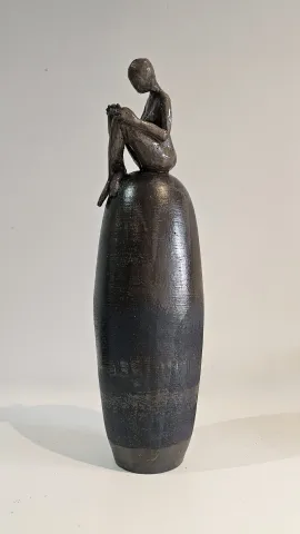 "Siyah kahve" eseri OLGU SÜMENGEN BERKER tarafından 2023 yılında 11x11x38 cm ölçülerinde stoneware çamur, tornada ve elle şekillendirme, dekal baskı, 1220 °C pişirim tekniği ile yapılmıştır.