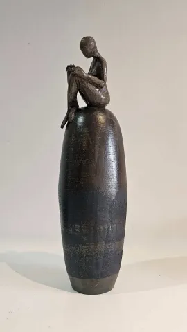 "Siyah kahve" eseri OLGU SÜMENGEN BERKER tarafından 2023 yılında 11x11x38 cm ölçülerinde stoneware çamur, tornada ve elle şekillendirme, dekal baskı, 1220 °C pişirim tekniği ile yapılmıştır.