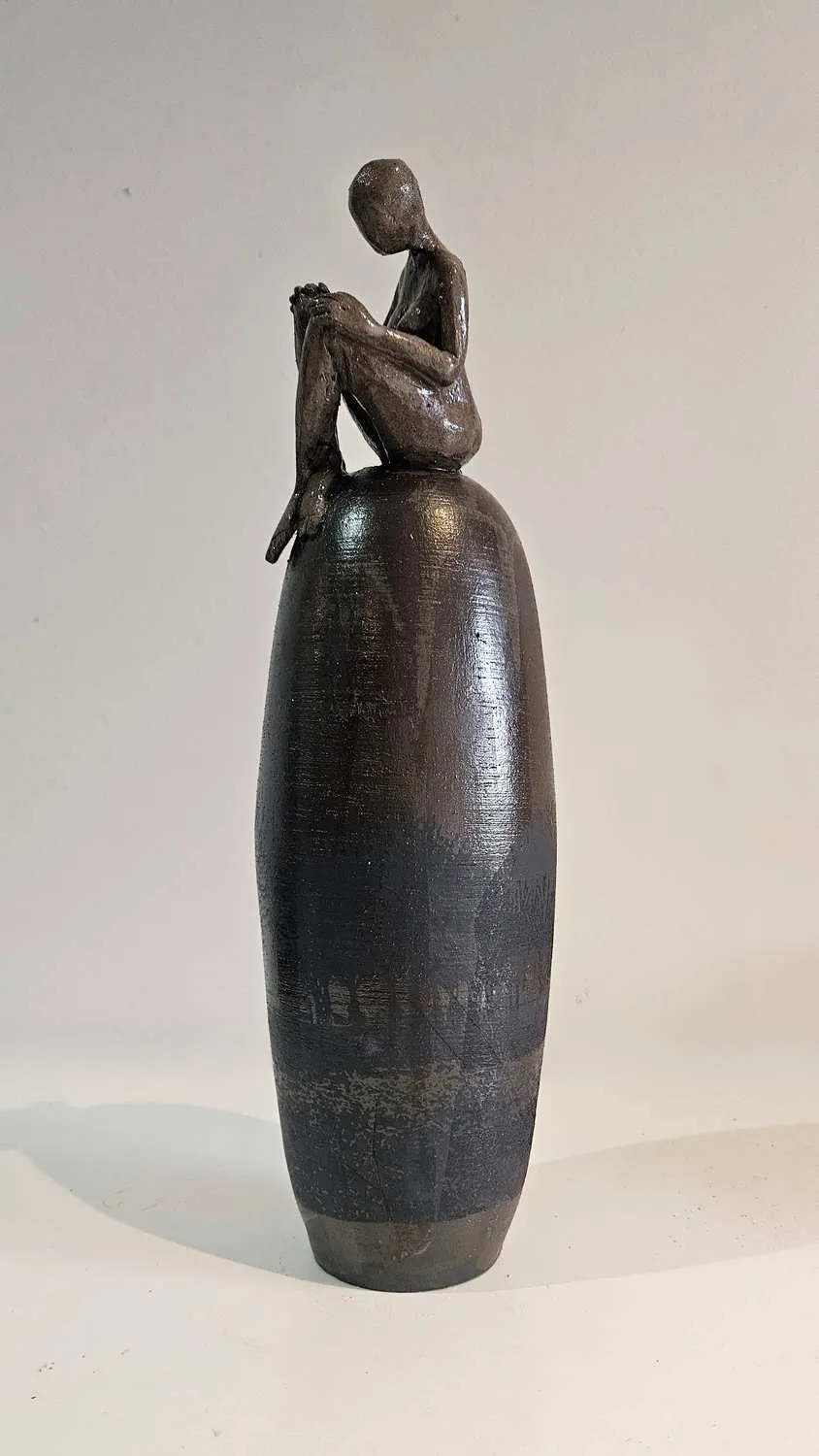 "Siyah kahve" eseri OLGU SÜMENGEN BERKER tarafından 2023 yılında 11x11x38 cm ölçülerinde stoneware çamur, tornada ve elle şekillendirme, dekal baskı, 1220 °C pişirim tekniği ile yapılmıştır.