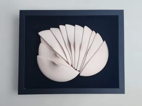 RUHSAR ANGIN SAVAŞ — “İçsel Topoğrafya”, 2024 "İçsel Topoğrafya" eseri RUHSAR ANGIN SAVAŞ tarafından 2024 yılında 35x28 cm ölçülerinde Seramik Elle Şekillendirme , 1050 °C tekniği ile yapılmıştır.