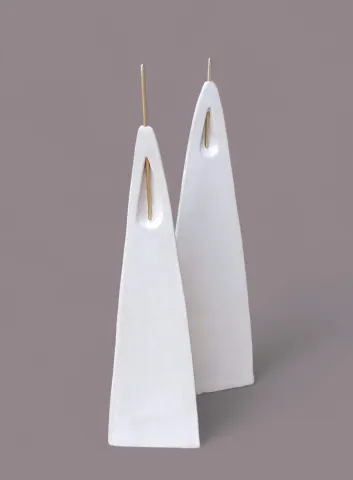 RUHSAR ANGIN SAVAŞ — “İçsel Topoğrafya”, 2024 "İçsel Topoğrafya" eseri RUHSAR ANGIN SAVAŞ tarafından 2024 yılında 51x30x30 cm ölçülerinde Seramik Elle Şekillendirme , 1050 °C tekniği ile yapılmıştır.