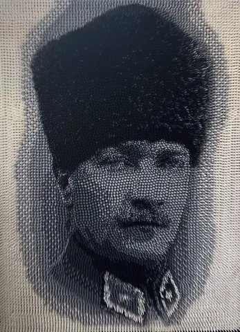 HÜLYA KANDEMİR KANBER — “Atatürk” "Atatürk" eseri HÜLYA KANDEMİR KANBER tarafından 95x70 cm ölçülerinde Tuval Üzeri Ahşap Kavale + Akrilik Boya tekniği ile yapılmıştır.
