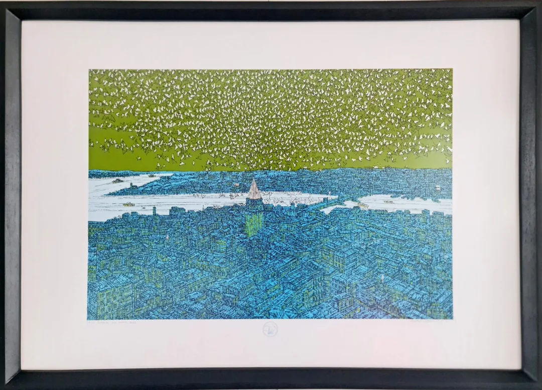 yakınlaştır "Galata'da Kuş Esintisi" eseri DEVRİM ERBİL tarafından 70x100 cm ölçülerinde Serigrafi tekniği ile yapılmıştır.