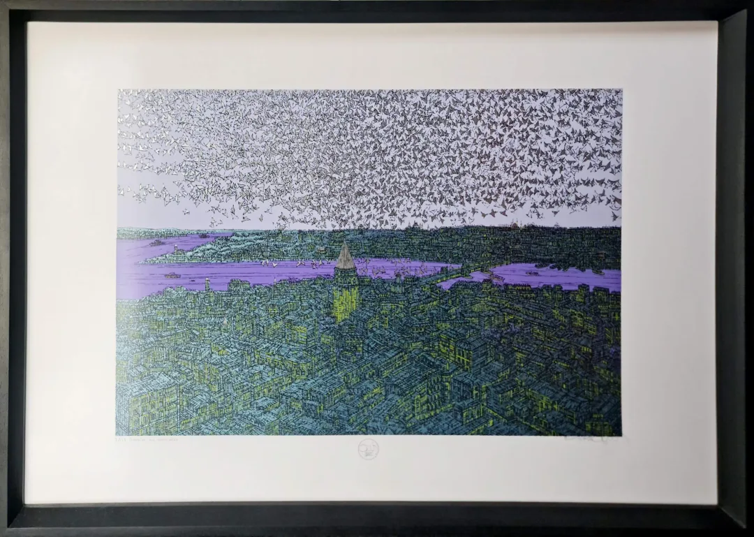 "Galata'da Kuş Esintisi" eseri DEVRİM ERBİL tarafından 70x100 cm ölçülerinde Serigrafi tekniği ile yapılmıştır.