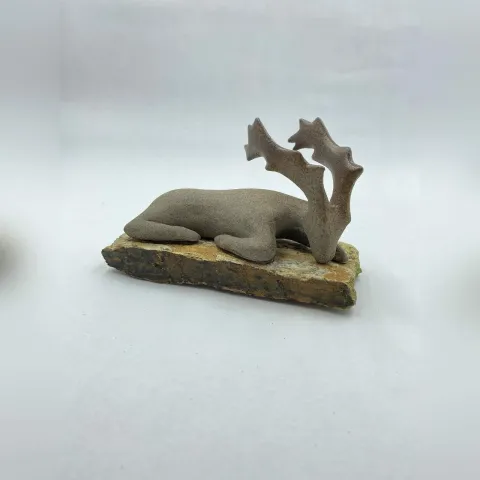 "İsimsiz" eseri AYŞE ERGÜNER tarafından 2024 yılında 18x9x11,5 cm ölçülerinde Stoneware çamur, elle şekillendirme, sırlı pişirim, 1240°C tekniği ile yapılmıştır.